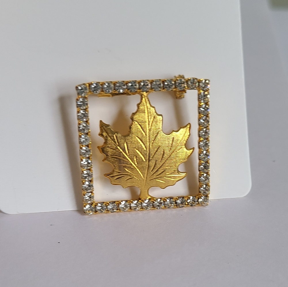 Vintage Gilded Gold Tone Rhinestone Square Canada Maple Leaf Brooch Pin - Picture 6 of 12